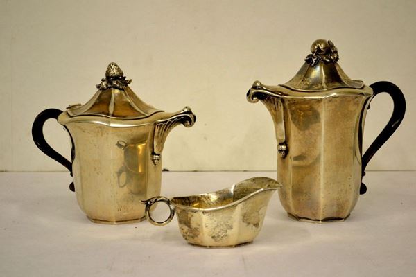 Servito da t&egrave; e caff&egrave;, secolo XX, in argento 900, composto di tre pezzi, complessivi g 1300 (3)