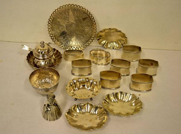 Sedici tra lega tovaglioli, bomboniere e vassoietti in argento e metallo argentato (16)