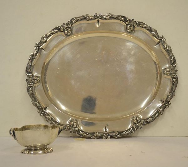 Vassoio con coppetta, in argento con bordo sagomato a foglie, complessivi g 1570 (2)&nbsp;&nbsp;&nbsp;&nbsp;&nbsp;&nbsp;&nbsp;&nbsp;&nbsp;&nbsp;  - Asta Decorazione di interni - Poggio Bracciolini Casa d'Aste