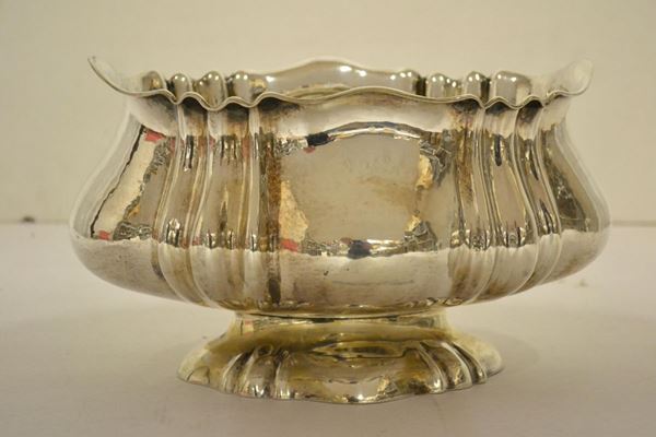 Coppa, secolo XX, in argento, di forma ovale sbalzata, g 990