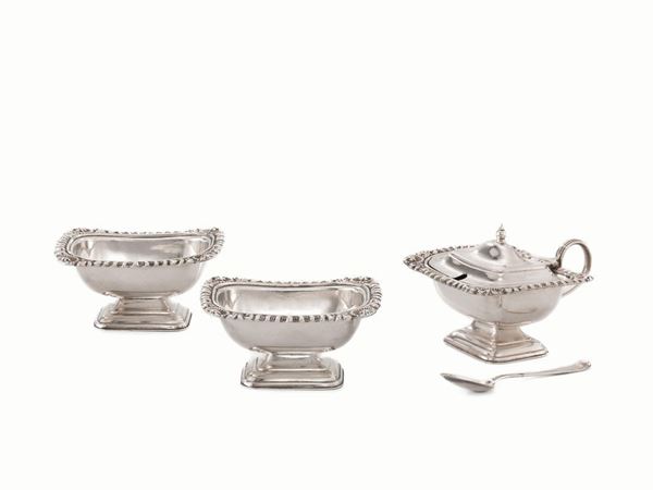 Tre saliere in metallo argentato, bordi decorati da volute e conchiglie (3)