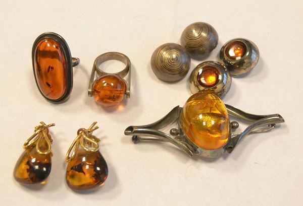 Tre paia di orecchini in oro, argento e ambra  - Asta Decorazione di interni - Poggio Bracciolini Casa d'Aste