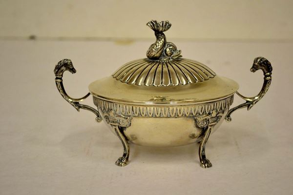 Zuccheriera in stile Impero in argento di forma ovale con due anse, g 395