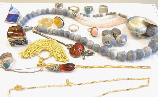 Lotto di diciotto pezzi di bigiotteria , di&nbsp; vari materiali,