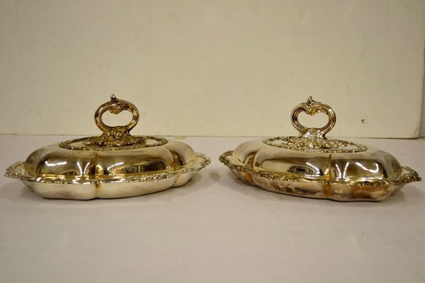 Coppia di legumiere in metallo argentato, Inghilterra, secolo XX, di forma ovale con bordo sagomato, cm 35x26 (2)