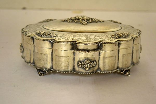 Scatola porta gioie, secolo XX, in argento di forma ovale lobata, g 610