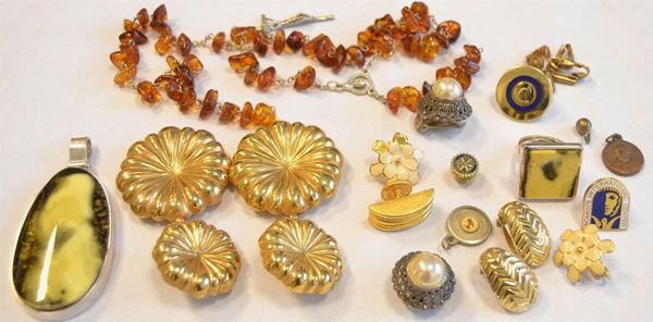 Lotto di tredici pezzi di bigiotteria di vari materiali,&nbsp;&nbsp;&nbsp;&nbsp;&nbsp;&nbsp;&nbsp;&nbsp;&nbsp;&nbsp;&nbsp;&nbsp;&nbsp;&nbsp;&nbsp;&nbsp;&nbsp;&nbsp;  - Asta Decorazione di interni - Poggio Bracciolini Casa d'Aste
