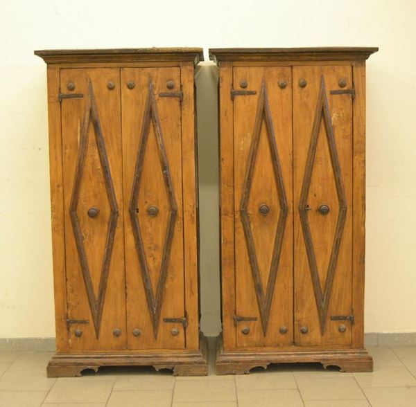 Stipo, in stile 600, in rovere, due sportelli sformellati,