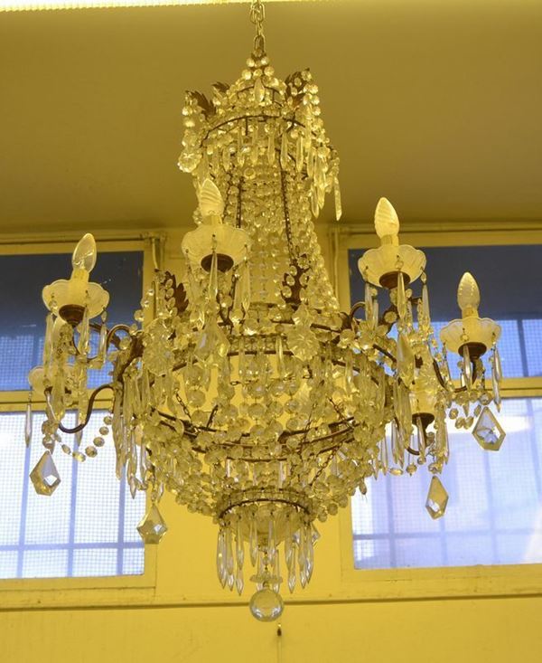 Lumiera, sec. XIX, in ferro battuto e gocce di cristallo,  - Asta Decorazione di interni - Poggio Bracciolini Casa d'Aste