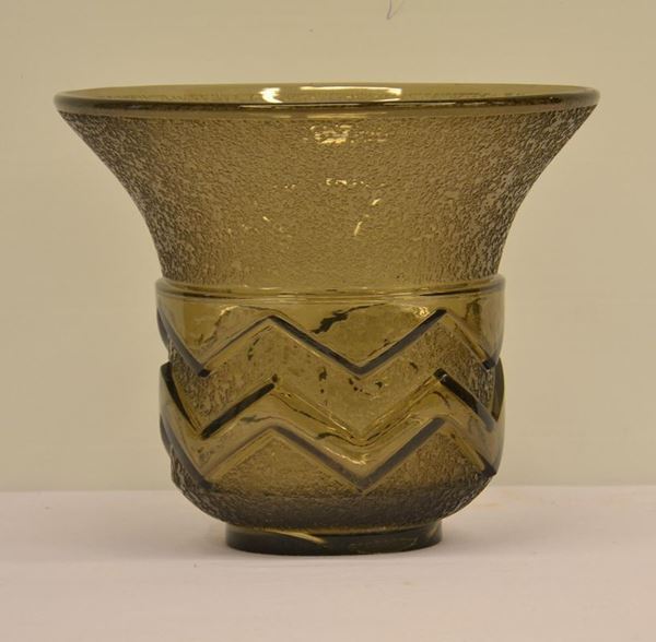 Vaso, Daum Nancy France, met&agrave; sec. XX, in vetro color