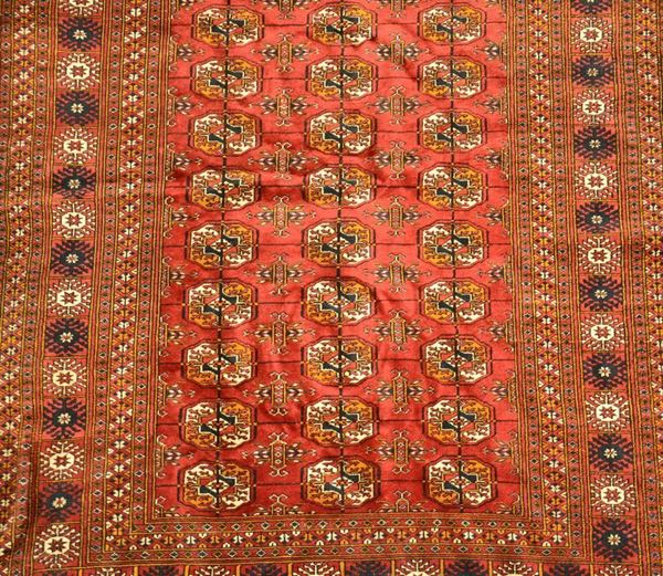 Tappeto Bukara, sec. XX, fondo rosso  - Asta Decorazione di interni - Poggio Bracciolini Casa d'Aste