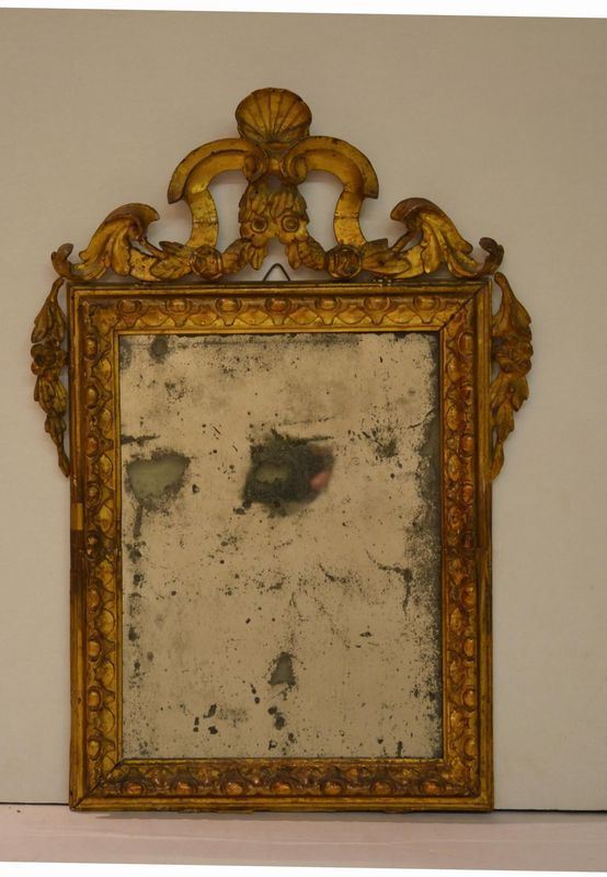 Piccola specchiera, in stile 700, entro cornice in legno laccato e  - Asta Decorazione di interni - Poggio Bracciolini Casa d'Aste