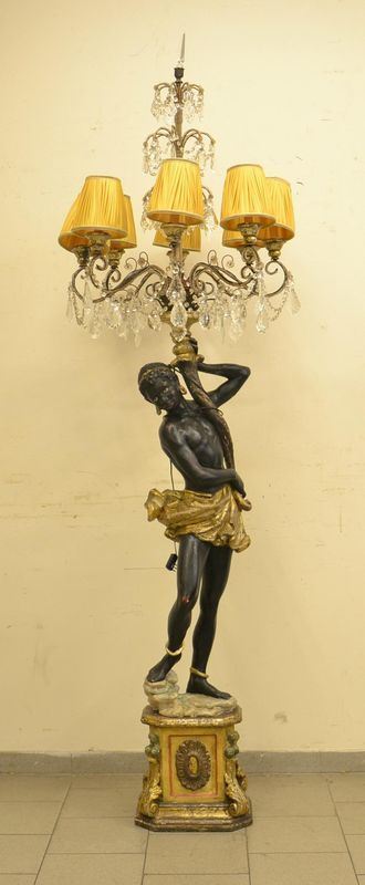 Scultura, in stile 700, in legno laccato raffigurante un moro,