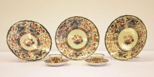 Undici piatti, due tazzine e due piattini, arte orientale, sec. XVIII,