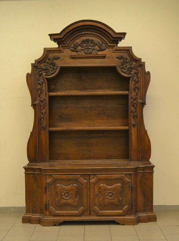 Credenza, in stile 700, in noce intagliato, base con a sportelli