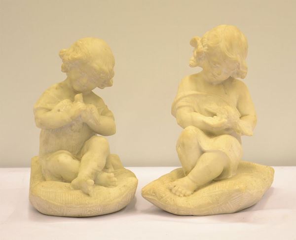Due sculture, inizi sec. XX, in marmo, raffiguranti fanciulli,