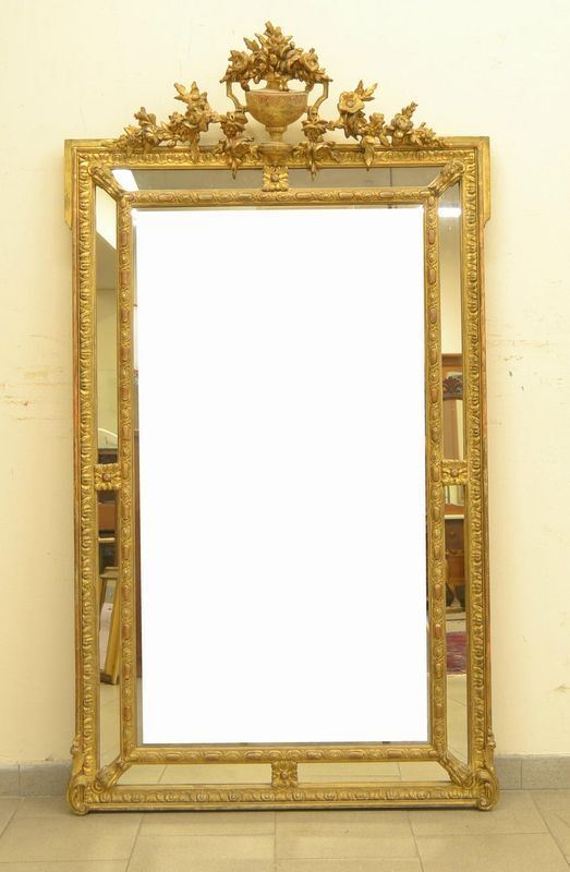 Specchiera, in stile 700, cornice in legno laccato e intagliato