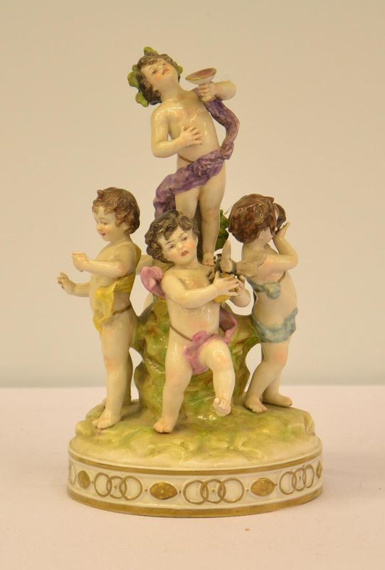 Gruppo, Capodimonte, sec. XIX, in ceramica,  - Asta Decorazione di interni - Poggio Bracciolini Casa d'Aste