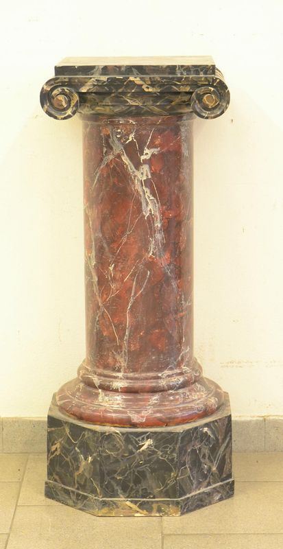 Colonna, sec. XIX, in legno laccato a  - Asta Decorazione di interni - Poggio Bracciolini Casa d'Aste