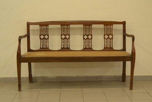 Divanetto, sec. XVIII, in noce a quattro posti, schienale