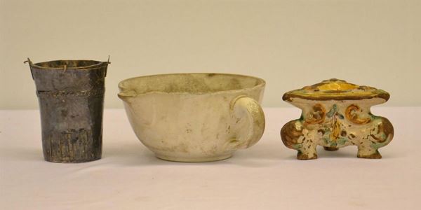 Alzatina, inizi sec. XIX, in terracotta smaltata,  - Asta Decorazione di interni - Poggio Bracciolini Casa d'Aste