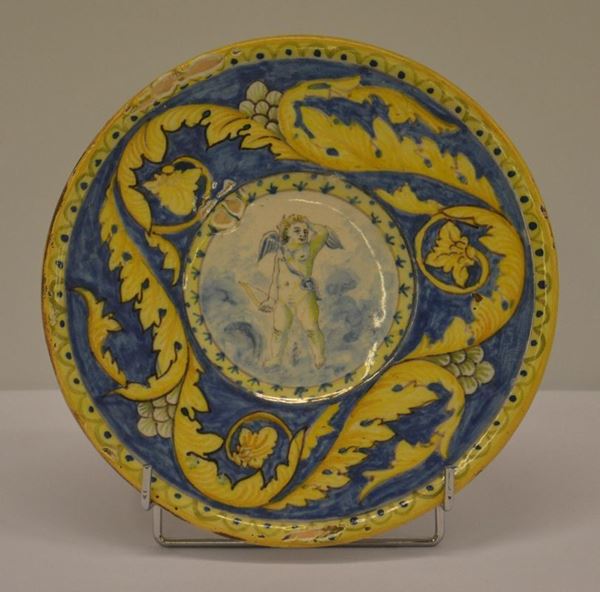 Piatto da parete, fine sec. XIX, in maiolica pitturata,