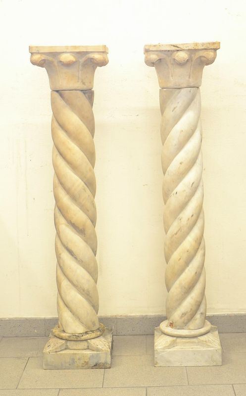 Coppia di colonne, sec. XX, in marmo tornito,  - Asta Decorazione di interni - Poggio Bracciolini Casa d'Aste