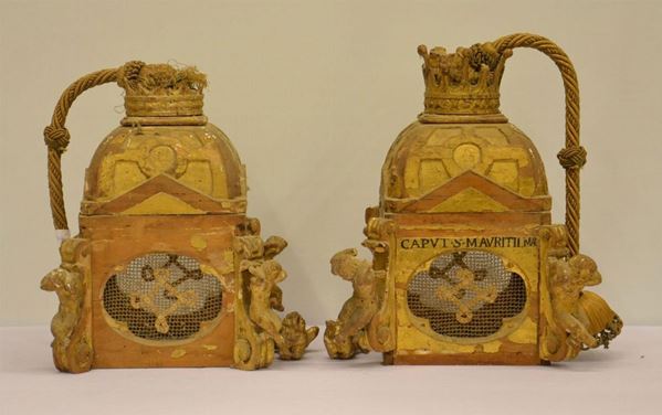 Coppia di lumi da soffitto, sec. XVIII, in legno dorato e