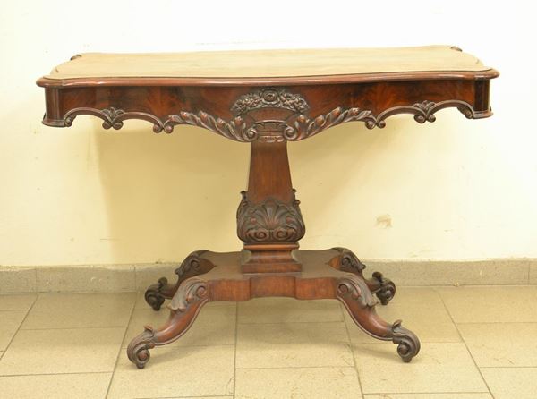 Tavolo da centro, inizi sec. XX, in radica intagliata, piano sagomato,