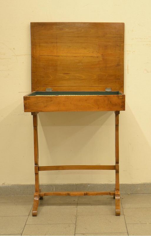 Tavolino da lavoro, sec. XIX, in noce,  - Asta Decorazione di interni - Poggio Bracciolini Casa d'Aste
