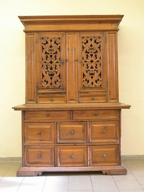 Credenza a due corpi, Emilia, sec. XVII, in noce e ciliegio,