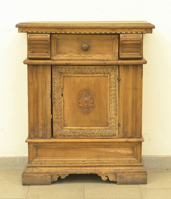 Credenzino, Emilia, sec. XVII, in noce intagliato, uno sportello,