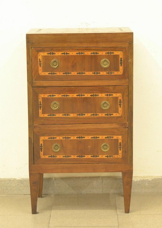 Comodino, sec. XVIII, in noce filettato, tre cassetti,
