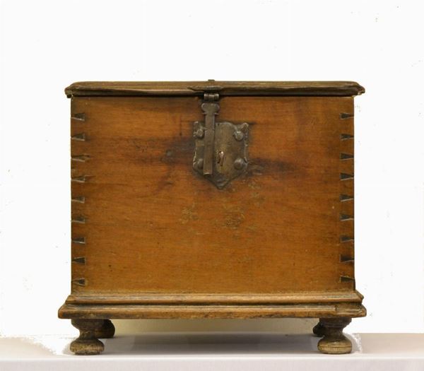 Piccolo forziere, Spagna, sec. XVIII, in noce,