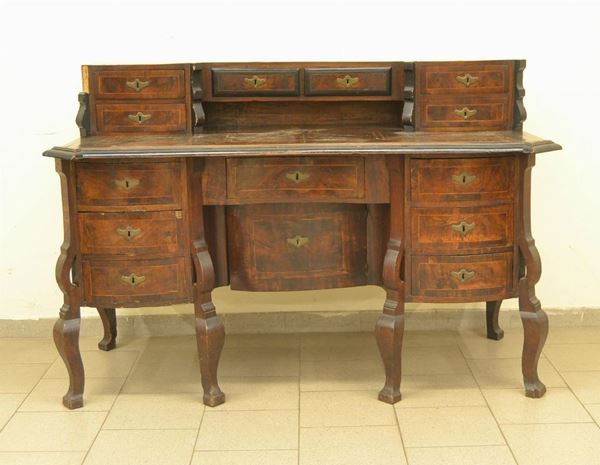 Scrivania a mazzarina, Lombardia, sec. XVIII, in noce intarsiato,