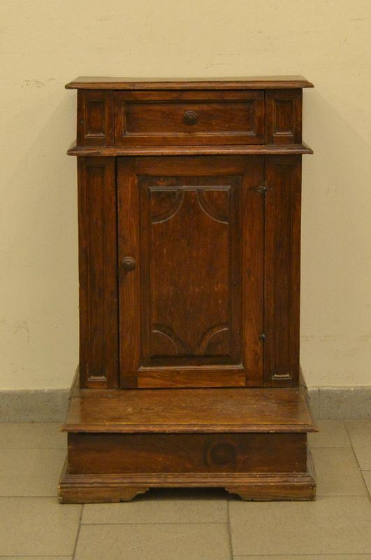 Inginocchiatoio, sec. XVIII, in castagno, due sportelli