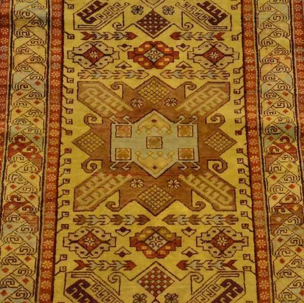Tappeto Hereke, fine sec. XIX, in lana merinos,  - Asta Decorazione di interni - Poggio Bracciolini Casa d'Aste