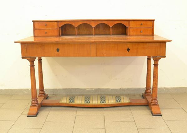 Scrivania, in stile Biedermeier, inizi sec. XX, in radica di tuia,