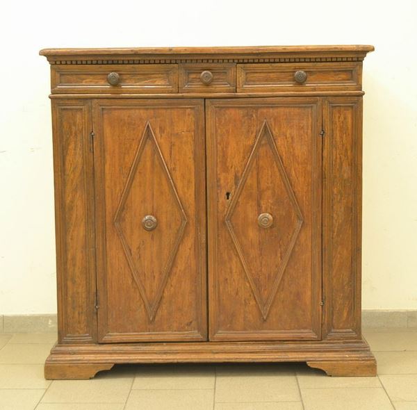 Credenza, in stile 700, in noce, due sportelli sformellati e tre cassetti,