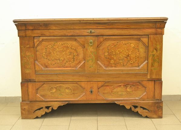 Credenza, sec. XIX, in noce intarsiato a motivi vegetali,