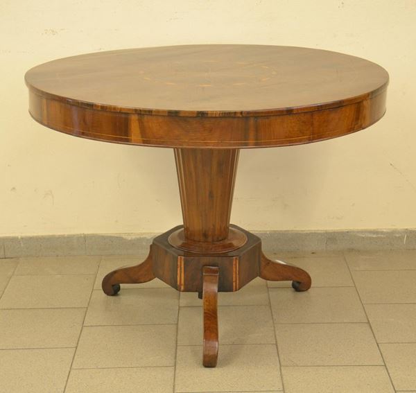Tavolo, inizi sec. XX, piano circolare in noce intarsiato,