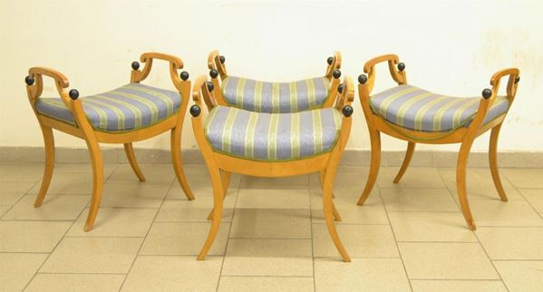 Quattro sgabelli, in stile Biedermeier, in acero, gambe a sciabola,