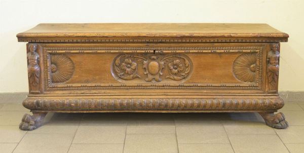 Cassapanca, Emilia, sec. XVII, in noce intagliato,