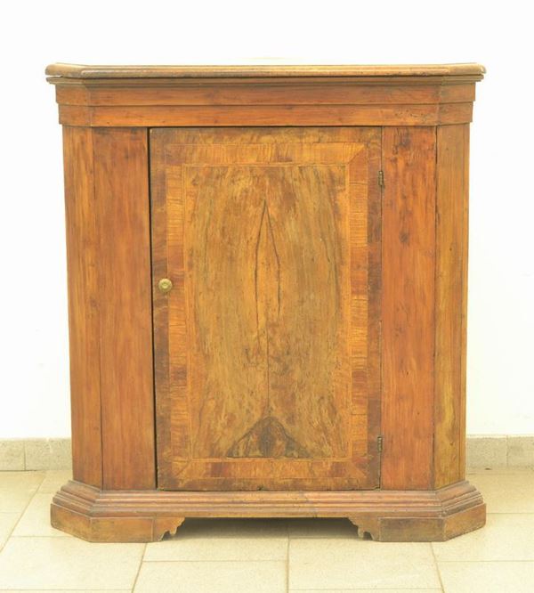 Angoliera, Italia centrale, sec. XVIII, in noce,  - Asta Decorazione di interni - Poggio Bracciolini Casa d'Aste