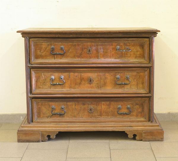 Cassettone, Emilia, sec. XVIII, in noce, tre cassetti,  - Asta Decorazione di interni - Poggio Bracciolini Casa d'Aste