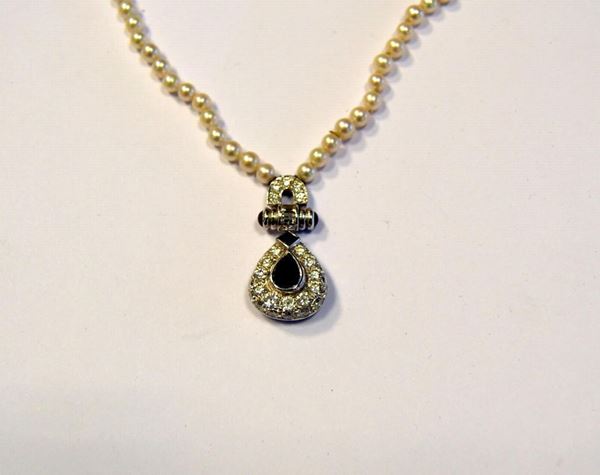 Collana, in oro bianco, perle, zaffiro e diamanti&nbsp;&nbsp;&nbsp;&nbsp;&nbsp;&nbsp;&nbsp;&nbsp;&nbsp;&nbsp;&nbsp;&nbsp;&nbsp;&nbsp;&nbsp;&nbsp;&nbsp;&nbsp;&nbsp;&nbsp;&nbsp;&nbsp;&nbsp;&nbsp;&nbsp;