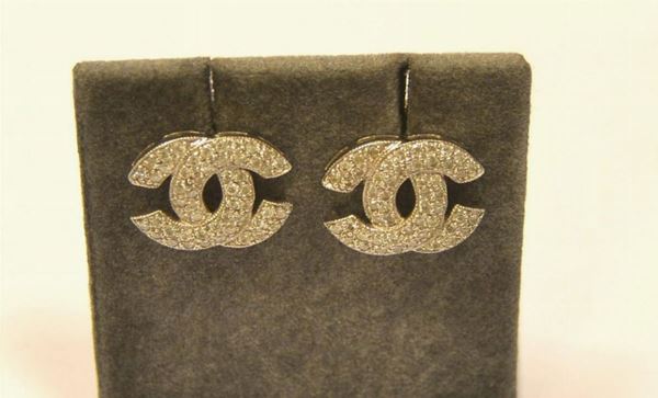 Paio di orecchini in oro bianco, K 14 e diamanti&nbsp;&nbsp;&nbsp;&nbsp;&nbsp;&nbsp;&nbsp;&nbsp;&nbsp;&nbsp;&nbsp;&nbsp;&nbsp;&nbsp;&nbsp;&nbsp;&nbsp;&nbsp;&nbsp;&nbsp;&nbsp;&nbsp;&nbsp;&nbsp;&nbsp;&nbsp;  - Asta ARREDI, OGGETTI D'ARTE, DIPINTI E GIOIELLI - Poggio Bracciolini Casa d'Aste