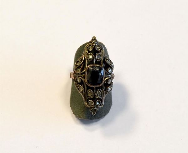 Anello, inizi sec. XX , in oro ,argento, zaffiro e diamanti&nbsp;&nbsp;&nbsp;&nbsp;&nbsp;&nbsp;&nbsp;&nbsp;&nbsp;&nbsp;&nbsp;&nbsp;&nbsp;&nbsp;&nbsp;