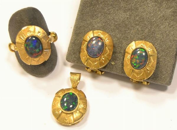 Parure in oro giallo e opale, composta da anello,