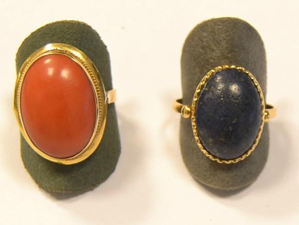 Anello in oro giallo e corallo